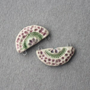 Paire de breloques en céramique faites main, breloques printanières artisanales, composants en céramique pour bijoux, perles en céramique image 3