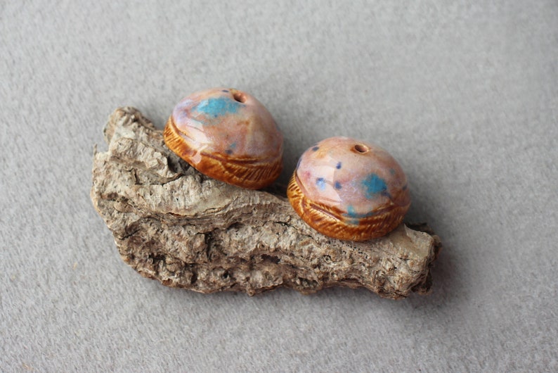 Paire de perles coupes en céramique artisanales, perles en céramique d'automne, perles forestières artisanales pour bijoux image 3