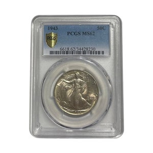 Może przedstawiać: Srebrna moneta 50C z 1943 roku, oceniona PCGS MS62, w przezroczystym etui ochronnym. Moneta przedstawia szczegółowy wzór kobiety idącej, z widocznym rokiem i nominałem.