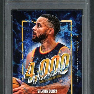 Può includere: Una carta collezionabile Stephen Curry 2024 Topps Now, valutata 10 GEM-MT da Golden Grading. La carta presenta una grafica blu e oro di Stephen Curry con il testo 4,000 CAREER 3-POINTERS MADE, 1ST IN HISTORY, SAN FRANCISCO e PG.