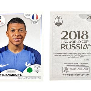 以下が含まれることがあります： フランスのサッカー選手、キリアン・エムバペ選手のパニーニステッカー。ステッカーには、彼の名前、生年月日、身長1.78m、体重73kgが記載されています。ステッカーの裏面には、2018 FIFAワールドカップロシアのロゴと番号209が記載されています。