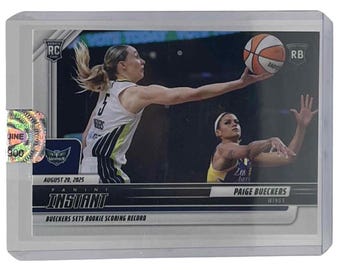 Tarjeta de novato de Paige Bueckers, 40 puntos, Panini Instant WNBA n.° 239 (2025)