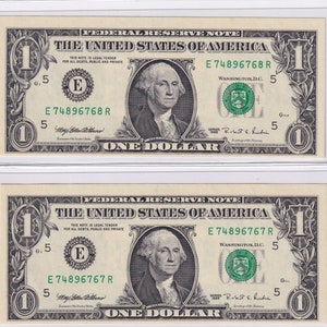 Pode incluir: Duas notas de 1 dólar americano com o número de série E 74896768 R e E 74896767 R. As notas são da série Federal Reserve Note de 1995 e apresentam um retrato de George Washington.