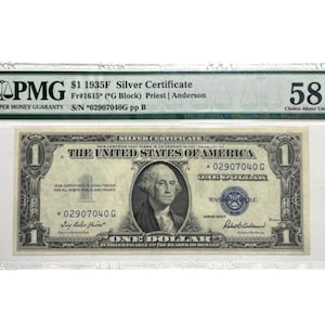 Może przedstawiać: Certyfikat srebrny o nominale 1 dolara z 1935F, oceniony przez PMG na 58 punktów. Certyfikat przedstawia portret George'a Washingtona oraz tekst "The United States of America" i "One Dollar".