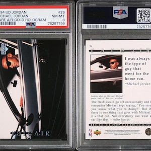 Può includere: Una carta collezionabile Upper Deck Michael Jordan Rare Air-Gold Hologram del 1994, valutata NM-MT 8 da PSA. La carta presenta un'immagine di Michael Jordan in un'auto. Il retro della carta include una citazione di Michael Jordan.
