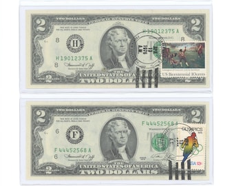 Może przedstawiać: Dwa banknoty 2-dolarowe z 10-centowym znaczkiem pocztowym z okazji 200-lecia Stanów Zjednoczonych na górnym banknocie i znaczkiem pocztowym z Igrzysk Olimpijskich 1976 na dolnym banknocie. Oba banknoty znajdują się w ochronnych plastikowych kopertach.