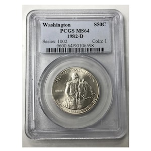 Puede incluir: Una moneda de medio dólar de plata de George Washington de 1982-D, calificada MS64 por PCGS. La moneda está en una caja protectora de plástico con una etiqueta que dice "Washington PCGS MS64 1982-D Serie: 1002 9600.64/90106598 S50C Moneda: 1".