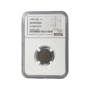 Puede incluir: Una moneda de 1909 VDB 1C en un estuche protector. La moneda es marrón con corrosión visible. El estuche tiene una etiqueta blanca con el texto "AU DETAILS CORROSION" y un código de barras. La moneda está calificada por Numismatic Guaranty Company (NGC).