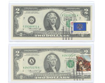 Może przedstawiać: Dwa banknoty 2-dolarowe z zieloną pieczęcią i znaczkiem. Górny banknot ma znaczek z niebiesko-białym wzorem i tekstem "Bicentennial Era 1776-1976". Dolny banknot ma znaczek z czerwono-biało-niebieskim wzorem i tekstem "US Bicentennial 10c".