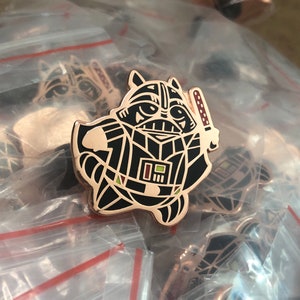 Vater Emaille Pin