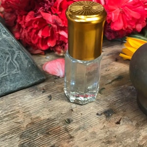 Oudh Abiya : Middle Eastern Perfume Oil White Oudh scent, Concentrated Oil