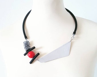 Collier tendance art moderne : gros bijoux asymétriques