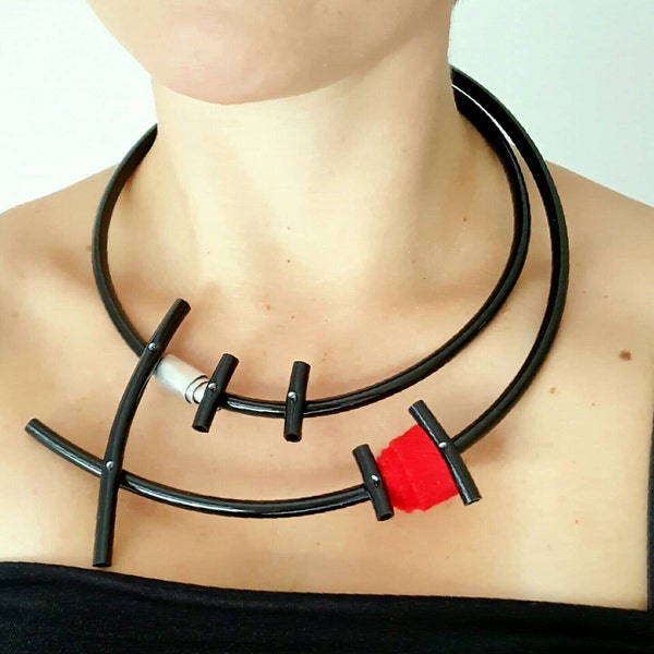 Collar babero Collar moderno Collar de goma Joyería contemporánea Collares únicos Regalo para ella Collar de múltiples hilos Collar llamativo.