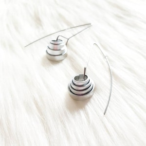 Boucles d'oreilles spirales Boucles d'oreilles pendantes Boucles d'oreilles en argent Boucles d'oreilles populaires Boucles d'oreilles tendance Boucles d'oreilles contemporaines Boucles d'oreilles longues Boucles d'oreilles modernes image 1