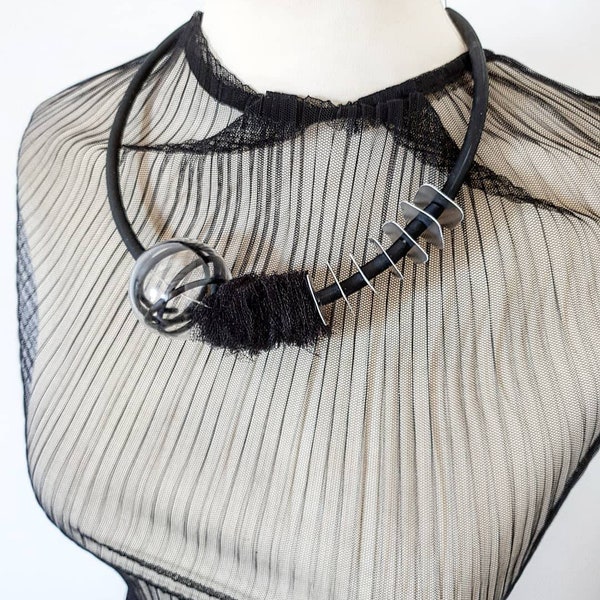 Collier noir tendance Collier plastron Collier avant-gardiste Collier moderne Collier contemporain Collier original Colliers épais en verre