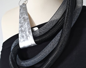 Halsband med haklapp i nät, modernt svart och grått