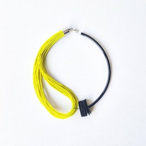 Collana gialla importante: gioiello bavaglino contemporaneo, design asimmetrico