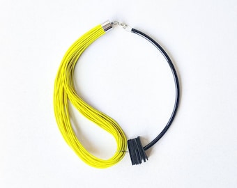 Collana gialla importante: gioiello bavaglino contemporaneo, design asimmetrico