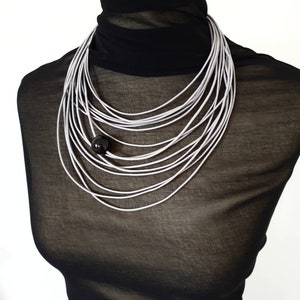 Grey Rubber Statement Kette: Zeitgenössischer Schmuck