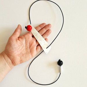 アートネックレス：ブラックレザーコード、アルミニウム＆レッドアクリルビーズ