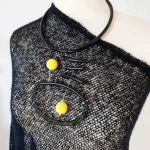 Zeitgenössische Bib-Halskette: Schwarzer Kunststoff, Gelbes Acryl, avantgardistischer Schmuck