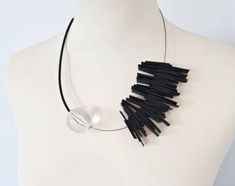 Déclaration collier noir Collier bavoir Collier avant garde Collier moderne Collier contemporain Collier insolite Colliers en caoutchouc