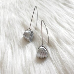 Boucles d'oreilles spirales Boucles d'oreilles pendantes Boucles d'oreilles en argent Boucles d'oreilles populaires Boucles d'oreilles tendance Boucles d'oreilles contemporaines Boucles d'oreilles longues Boucles d'oreilles modernes image 6