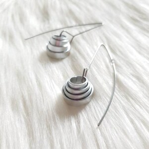 Boucles d'oreilles spirales Boucles d'oreilles pendantes Boucles d'oreilles en argent Boucles d'oreilles populaires Boucles d'oreilles tendance Boucles d'oreilles contemporaines Boucles d'oreilles longues Boucles d'oreilles modernes image 4