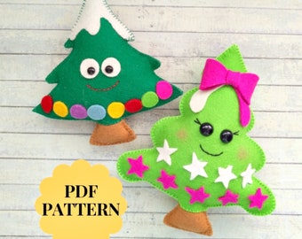 Könnte beinhalten: PDF-Muster für zwei Weihnachtsbaum-Anhänger aus Filz. Ein Baum ist grün mit einer weißen Schneehaube, bunten Ornamenten und Glitz Augen. Der andere Baum ist grün mit einer rosa Schleife, weißen Sternen und schwarzen Glitz Augen. Beide Bäume haben braune Filzstämme.