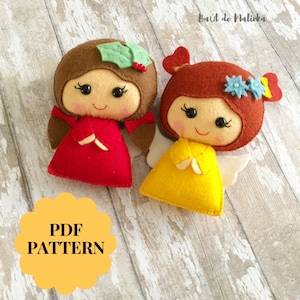 Può includere: Un modello PDF per due ornamenti di angelo in feltro. Un angelo indossa un vestito rosso con un ramoscello di agrifoglio nei capelli. L'altro angelo indossa un vestito giallo con un fiore blu nei capelli. Il testo "PDF PATTERN" è su un cerchio giallo.