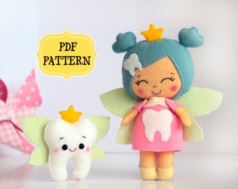 Puede incluir: Una muñeca de fieltro de hada de los dientes y un peluche con forma de diente con alas. La muñeca del hada de los dientes tiene cabello azul, un vestido rosa y un diente en el vestido. El peluche de diente tiene una corona amarilla y alas verdes. Incluye el texto "PDF PATTERN".