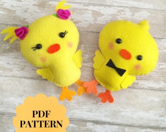 Könnte beinhalten: Zwei handgefertigte gelbe Filz-Küken-Ornamente. Ein Küken hat rosa Blumenakzente und Wimpern. Das andere Küken hat eine schwarze Fliege. Beide haben orangefarbene Schnäbel und Füße. Der Text "PDF PATTERN" befindet sich in einem gelben Kreis.
