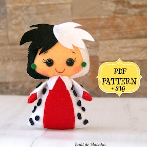 Pode incluir: Uma boneca de feltro da Cruella de Vil do filme 101 Dálmatas da Disney. A boneca está usando um vestido vermelho e branco com manchas pretas. A boneca tem cabelo preto e branco e brincos verdes. A imagem também inclui o texto "PDF PATTERN + SVG".