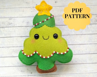 Könnte beinhalten: Ein handgefertigter Weihnachtsbaum aus Filz mit einem lächelnden Gesicht, schwarzen Knopfaugen und einem gelben Stern. Der Baum ist mit einer Kette aus roten und weißen Perlen verziert. Der Text "PDF PATTERN" steht in einer gelben Sprechblase.