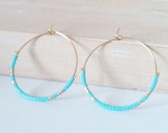 Boucles d'oreille bohèmes Petites créoles turquoise et doré | cadeau minimaliste | créoles or