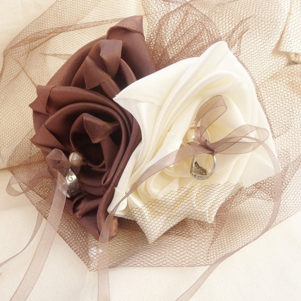 Porte alliance mariage ivoire chocolat original, bouquet porte-alliances, coussin alliance, accessoire déco mariage