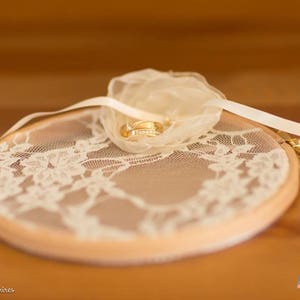 Porte alliance mariage tambour dentelle original fleur personnalisable, mariage champêtre chic, accessoire mariage image 3