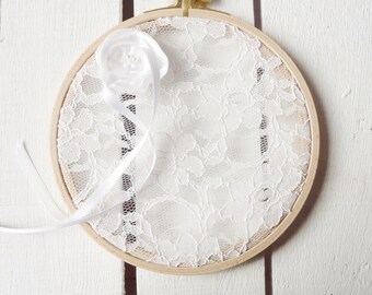 Porte-alliances tambour dentelle blanche et  fleur blanche,mariage champêtre, mariage campagne chic