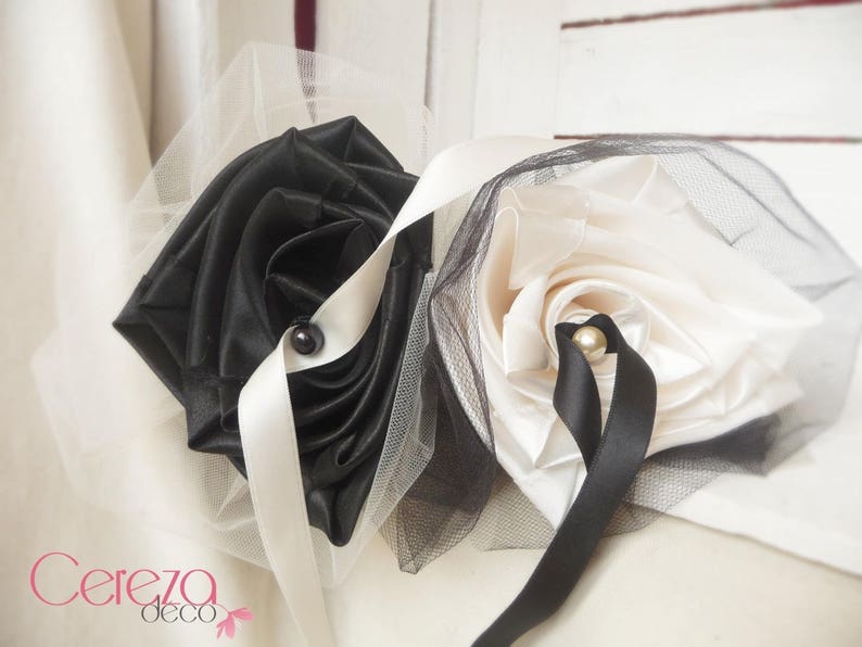 Porte alliances mariage duo noir et ivoire forme bouquet, porte-alliances fleurs original,coussin alliance,accessoire mariage noir image 3