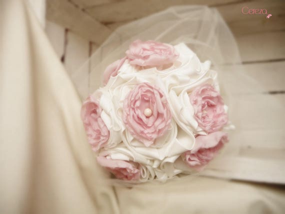 Mariage Rose Poudré Ivoire Bouquet De Mariée En Satinbouquet Chic Fleurs Mariagedéco Mariage Rose Poudrémariage Romantique Rose Pâle