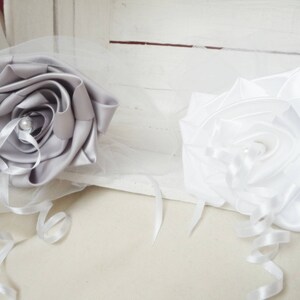 Porte-alliances Duo bouquets de fleurs blanc gris perle argent,coussin alliances romantique,bouquet enfant honneur,déco mariage gris image 2