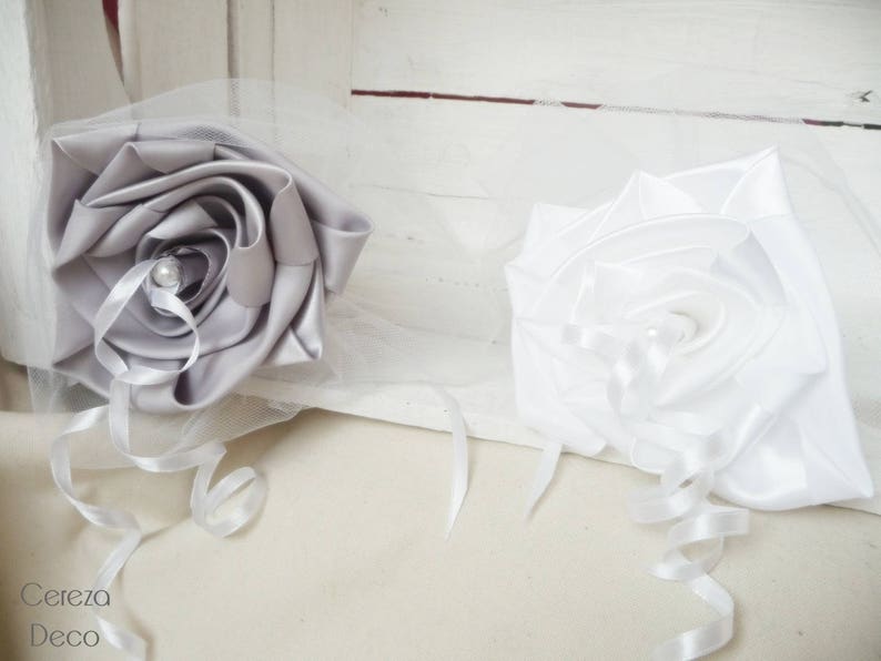 Porte-alliances Duo bouquets de fleurs blanc gris perle argent,coussin alliances romantique,bouquet enfant honneur,déco mariage gris image 2