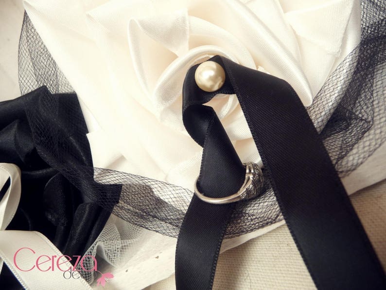 Porte alliances mariage duo noir et ivoire forme bouquet, porte-alliances fleurs original,coussin alliance,accessoire mariage noir image 2