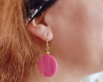 Boucles d'oreille pendantes rose fluo pop style années 70 tendance