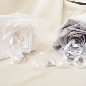 Porte-alliances Duo bouquets de fleurs blanc gris perle argent,coussin alliances romantique,bouquet enfant honneur,déco mariage gris image 1