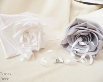 Porte-alliances Duo bouquets de fleurs blanc gris perle argent,coussin alliances romantique,bouquet enfant honneur,déco mariage gris