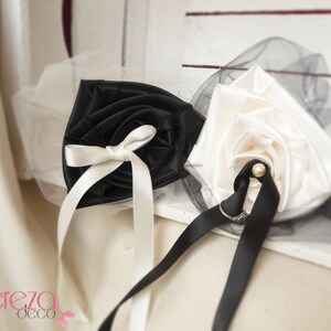 Porte alliances mariage duo noir et ivoire forme bouquet, porte-alliances fleurs original,coussin alliance,accessoire mariage noir image 4