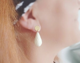 Boucles d'oreille perle goutte résine ivoire torsadée | bijou créateur | cadeau