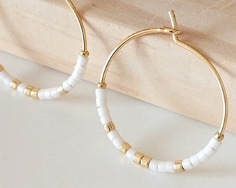 Mini créoles blanc et doré minimalistes, boucles oreilles petites perles, créoles plaqué or 24k, bijou épuré, idée cadeau femme