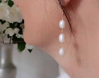Boucles d'oreille mariee pendantes perles de culture minimalistes doré ou argent, bijou mariage élégant perles d'eau douce